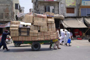 Stadtverkehr in Pakistans Städten