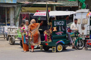 Stadtverkehr in Pakistans Städten
