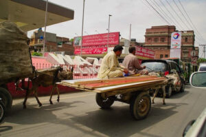Stadtverkehr in Pakistans Städten