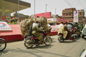 Stadtverkehr in Pakistans Städten