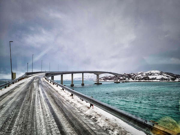 Brücke zur Insel Sommaröy