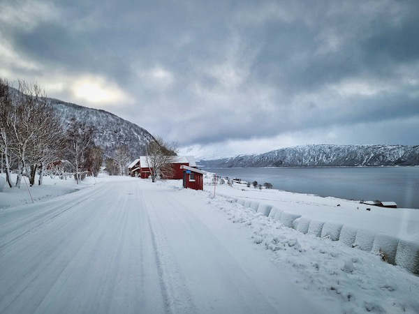 Schneestraße auf den Lofoten