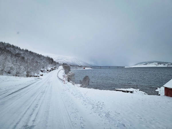 Schneestraße auf den Lofoten