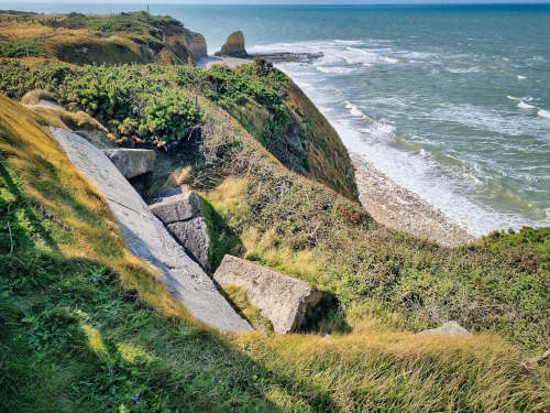 Gleiche Stelle, fast gleiche Perspektive am 06.06.23 am Pointe du Hoc