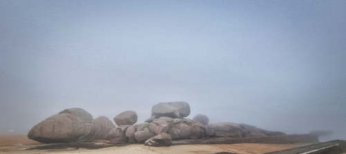 Drachen aus Steinen im Nebel