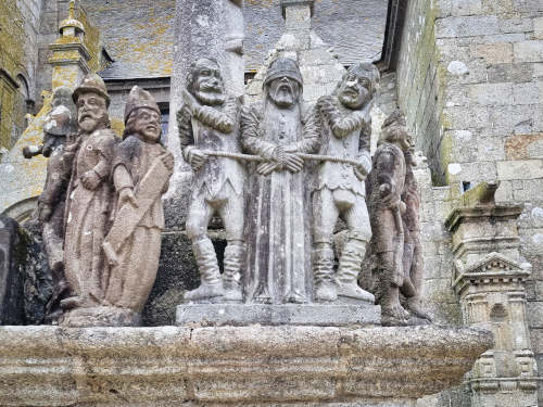 Figuren vom Kalvarienberg in St. Thegonnec
