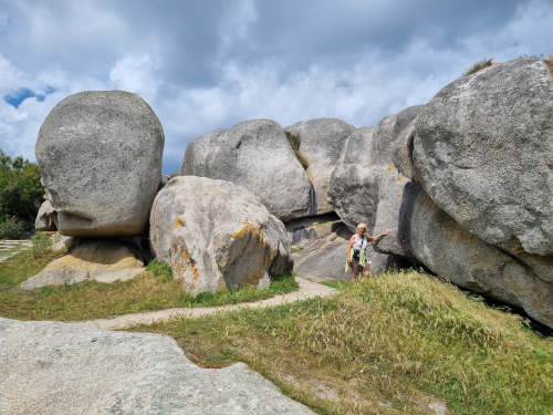 Gewaltige Felsbrocken im Dorf Meneham