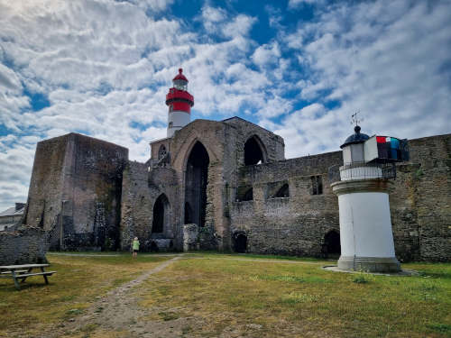 Klosterruine und den Leuchtturm St. Mathieu