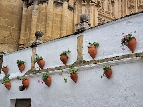 Blumenschmuck in Arcos de la Frontera