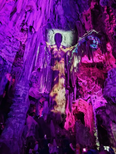 Lichtshow in der St. Michaels Höhle