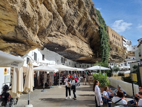 Geschäftsstraße von Setenil de las Bodegas