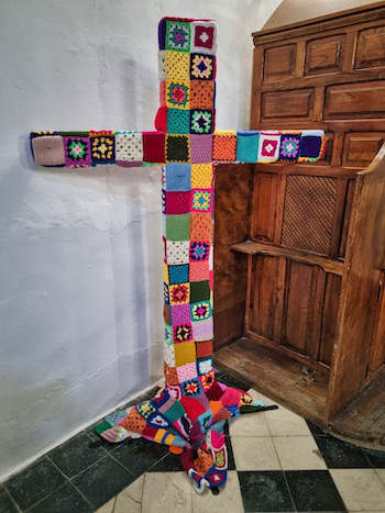 Gehäkeltes Kreuz in der Kirche von Pampaneira
