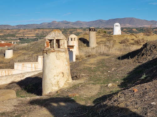 Schornsteine von den Höhlenhäusern in Guadix