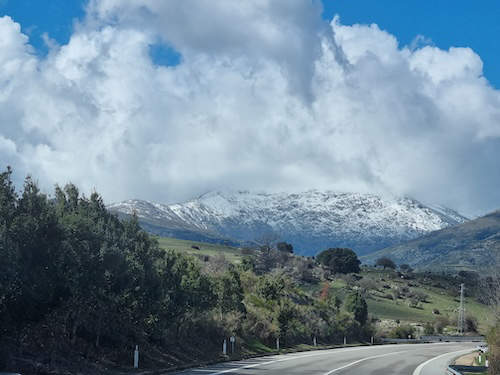 Verschneite Berge auf Sardinien
