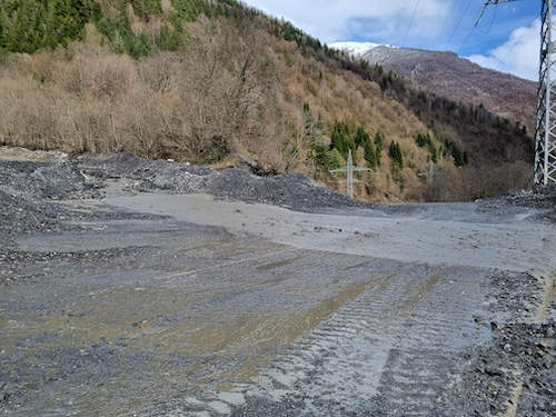 Reißender Wasserstrom über die Straße