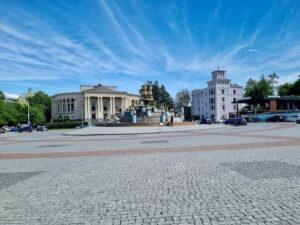 In Kulaisi Kolchisbrunnen und Meskhishvili Theater