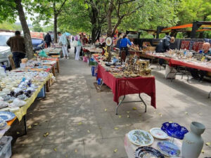 Kruscht auf dem Trödelmarkt