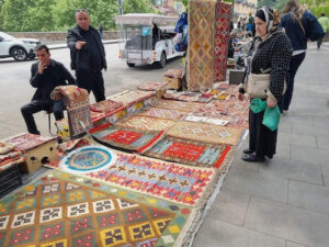 Teppichhändler auf dem Trödelmarkt