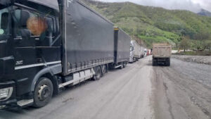 Kilometerlanger LKW-Stau