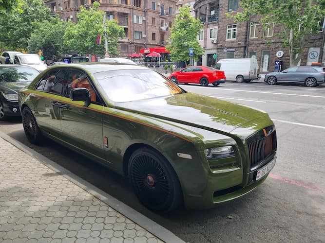 Öfters sieht man teuere Autos