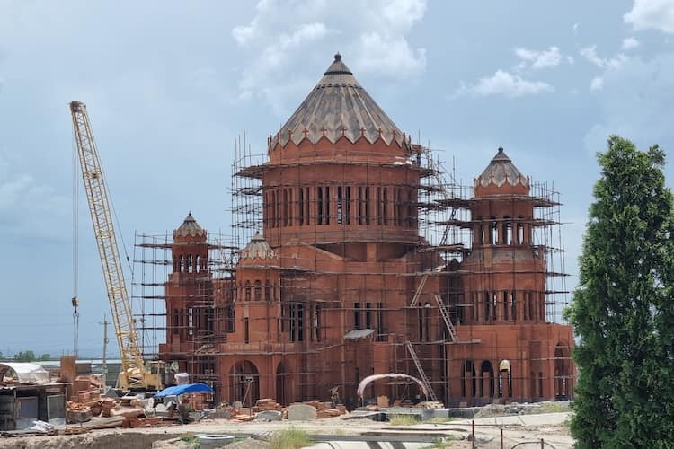 Die gestiftete Kirche von Armenia Wine noch im Bau