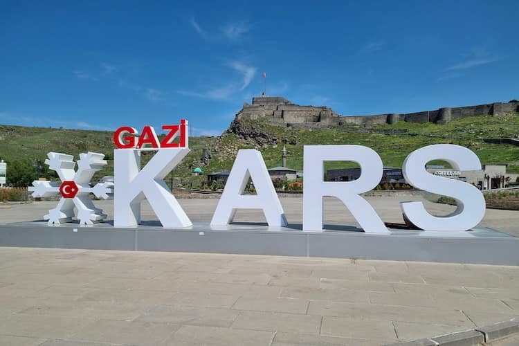 Kars im Hintergrund die Burg