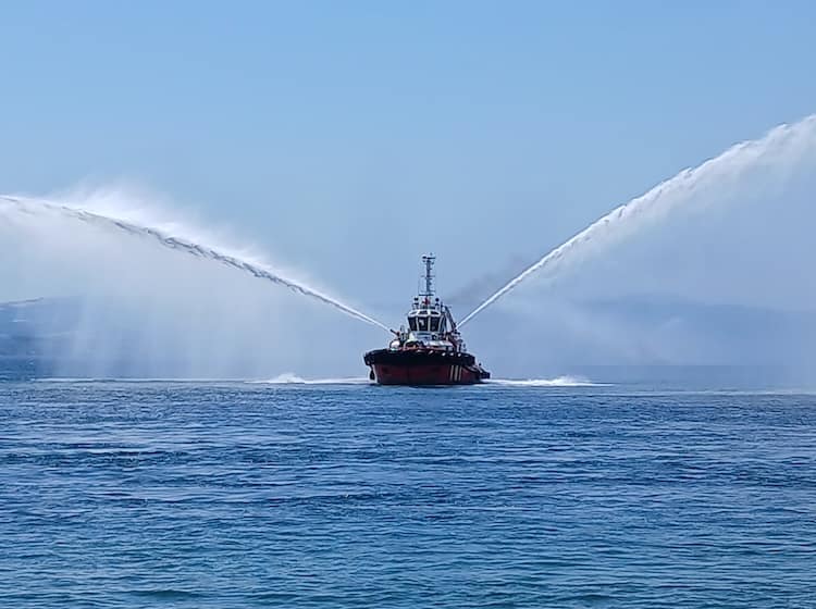 Feuerlöschboot vor dem Museum