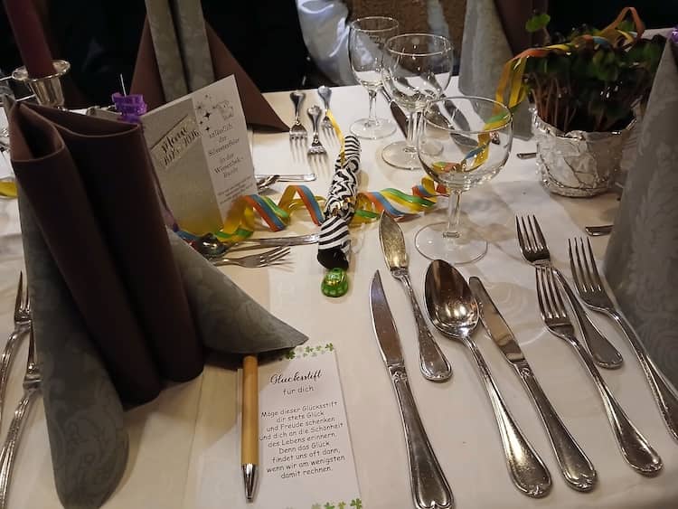 Schön eingedeckter Tisch