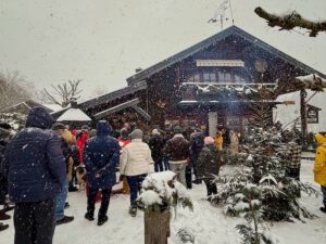 Glühweintrinken auf der Terrasse des Campingplatzes