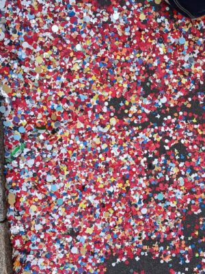 Konfetti über all auf den Basler Straßen