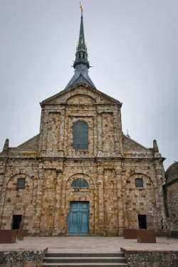 Westflügel der Kirche