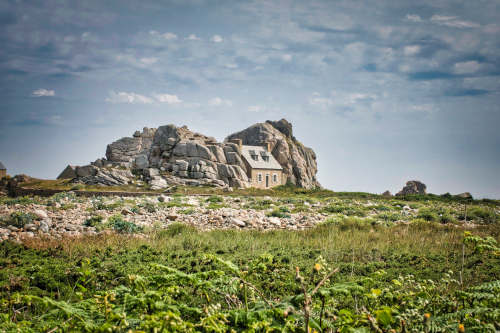 Das Haus zwischen den Felsen in Plougrescant