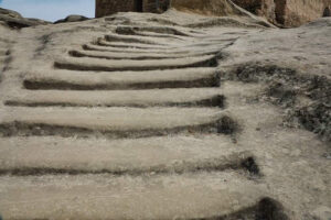 8000 Jahre alte Treppe in der Höhlensiedlung Uplistsikhe