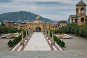 Sameba-Kathedrale in Tiflis mit Blick auf die Stadt