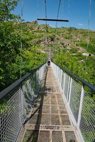 Schwingende Brücke von Chndsoresk in Armenien