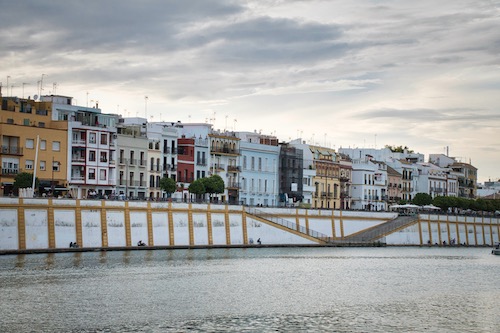 Guadalquivir mit bunten Häusern des Trianaviertels