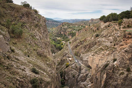 Flussbett nach dem Stausee zwischen Granada und Guadix