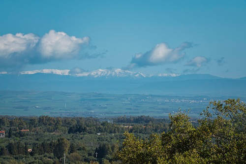 Von der Kirche San Sisinnio sieht man schneebedeckte Berge von Sardinen