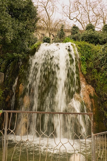 Wasserfall im Ort Sadali