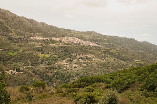 Bergdörfer auf Sardinen