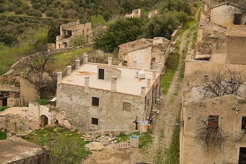 Neues Haus in den Ruinen des Ortes Gairo Vecchio