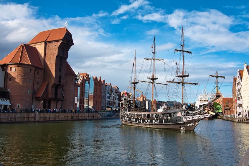 Krantor mit Piratenschiff in Danzig