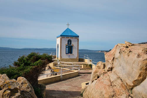 Kleine Mariengedenkstätte am Meer