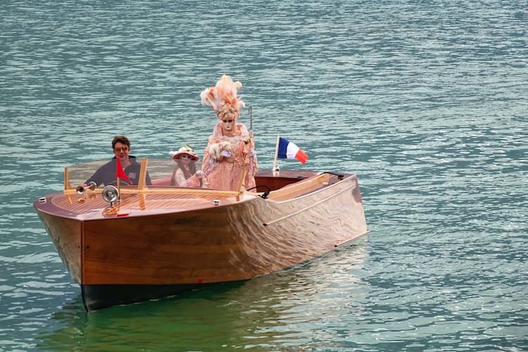 venezianisches Kostüm in Annecy kommen übern See