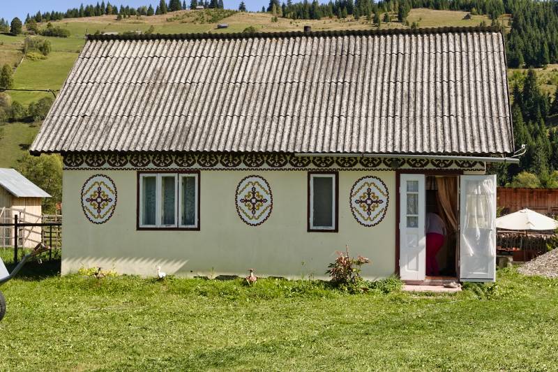 Verzierungen an den Häuseren am Prislop – Pass Rumänien