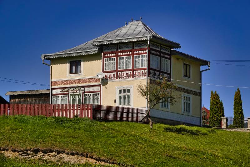 Verzierungen an den Häuseren am Prislop – Pass Rumänien