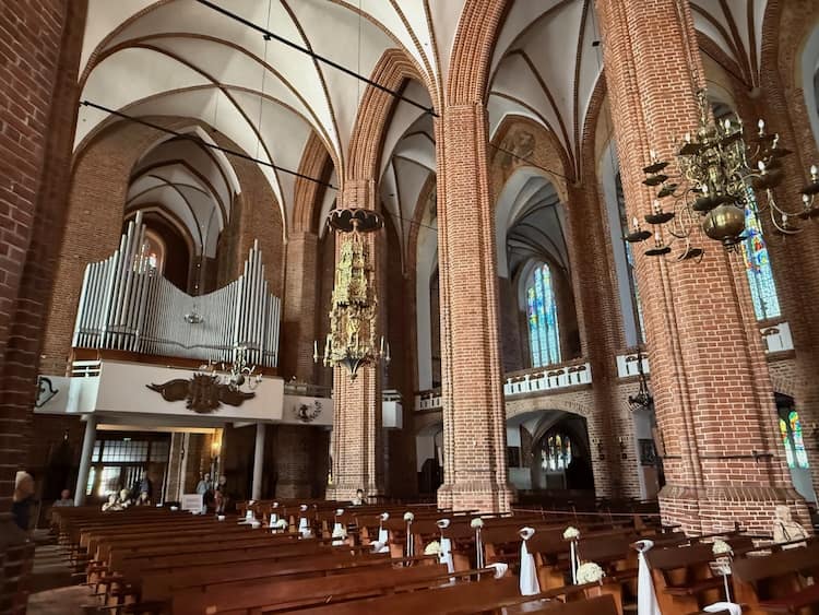 Kircheninnere in Kolberg mit den schiefen Säuen