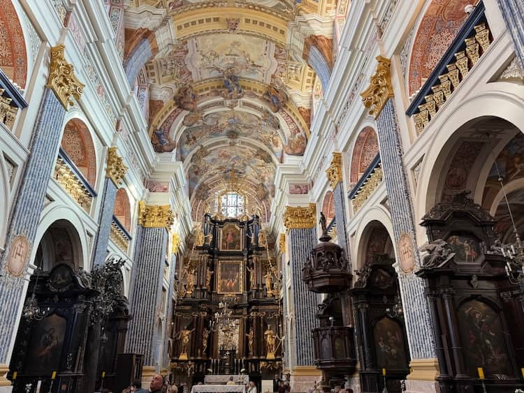 Innenraum der Kirche Heiligenlinde in Polen