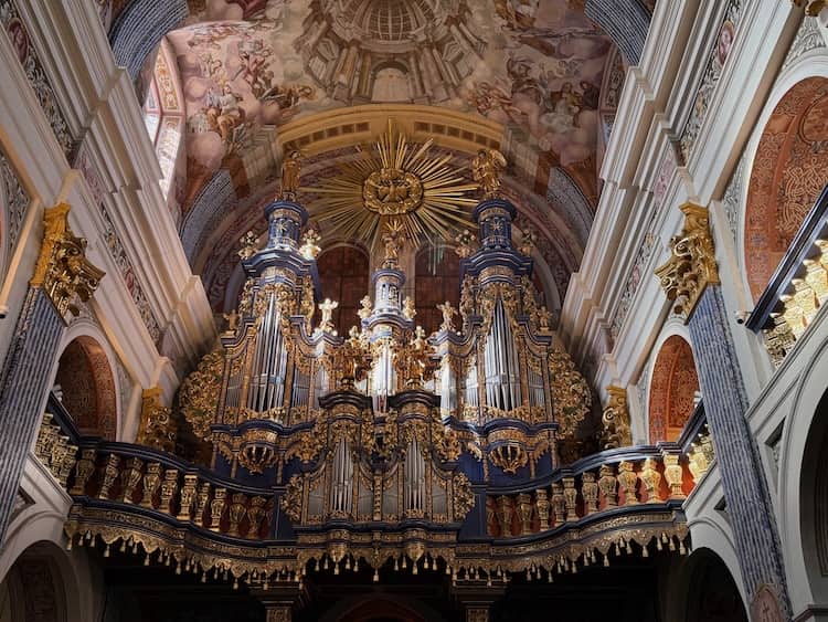 Berühmte Orgel der Deckenbemalung der Wallfahrtskirche Heiligenlinde in Polen