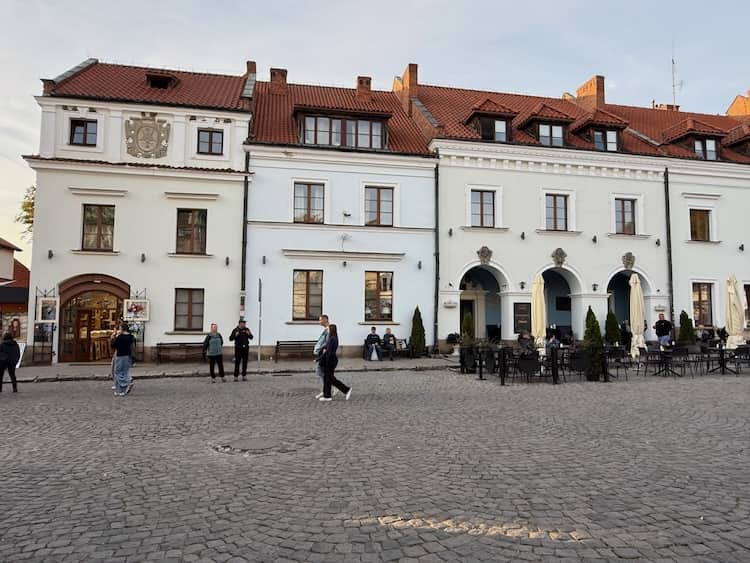 Am Marktplatz der Ortschaft Kazimierez Dolny